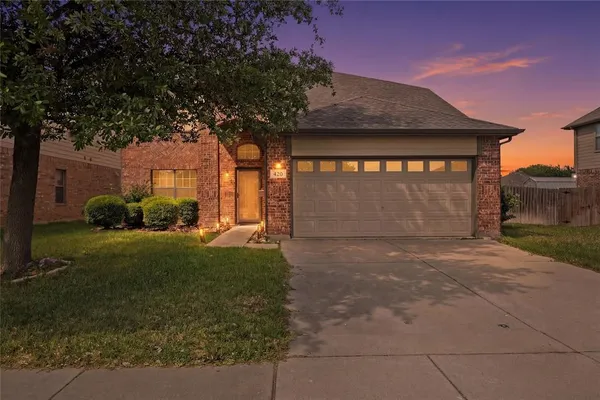 $369,900 | 420 Goldstone Lane, Fort Worth, TX 76131
