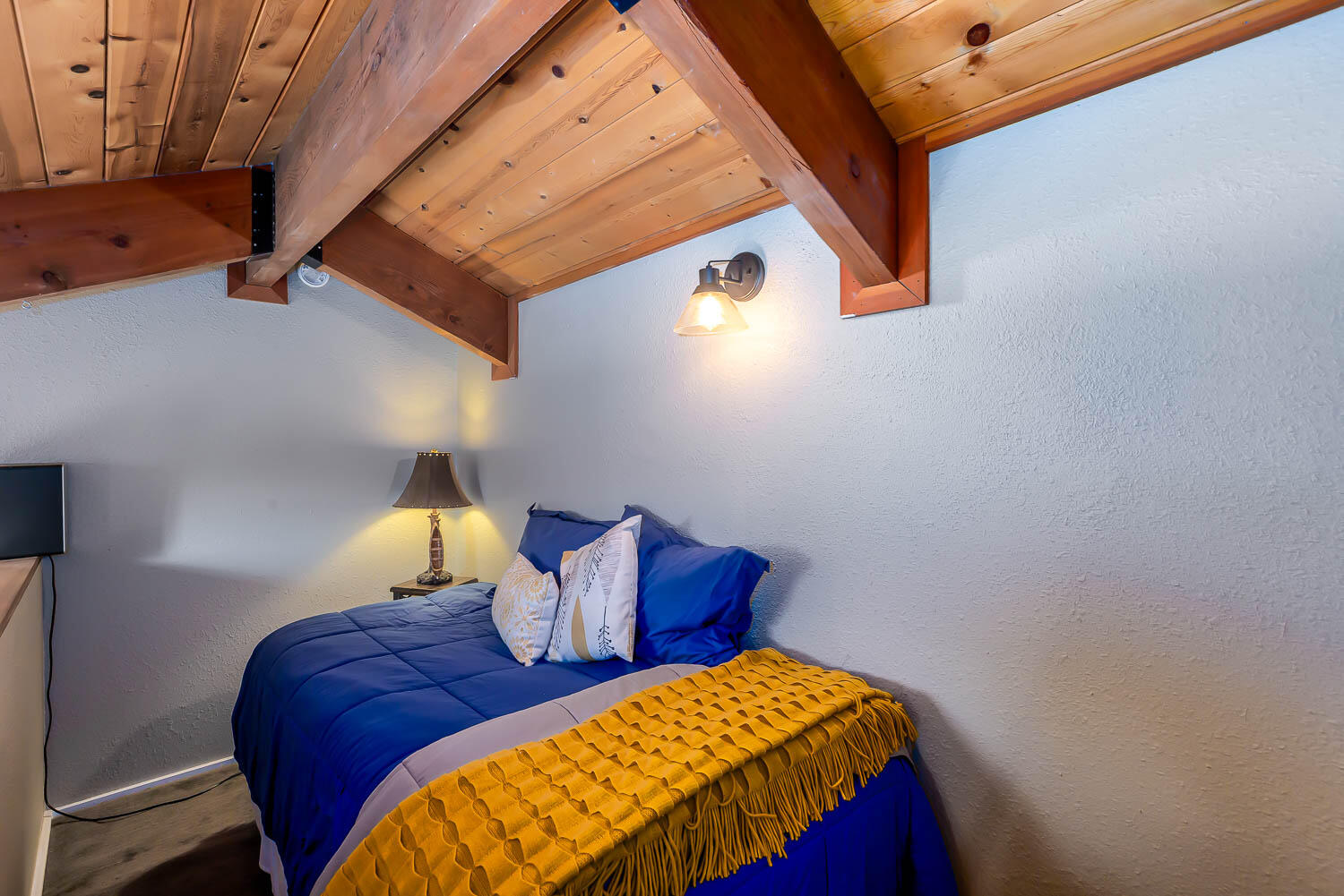 57781 Blue Goose Lane, Unit 4 Sunriver, OR 97707 - Photo 28 of 36 Reading loft