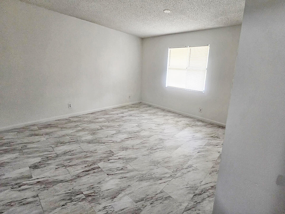 692 Neil Road, Unit 702 West Palm Beach, FL 33415 - Photo 9 of 11 WhatsApp Image 2024-07-12 at 15.59.02 (1