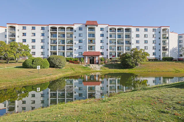 $214,900 | 375 Plum Creek Drive, Unit 501, Wheeling, IL 60090