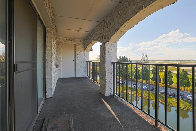 $214,900 | 375 Plum Creek Drive, Unit 501, Wheeling, IL 60090