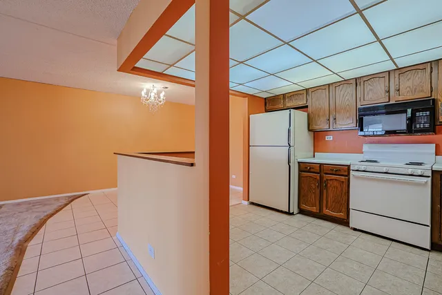 $214,900 | 375 Plum Creek Drive, Unit 501, Wheeling, IL 60090