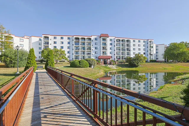 $214,900 | 375 Plum Creek Drive, Unit 501, Wheeling, IL 60090