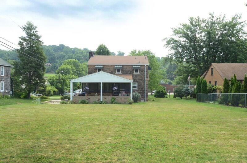 302 Lindsay Road Carnegie, PA 15106 - Photo 19 of 21 Rear exterior and rear yard