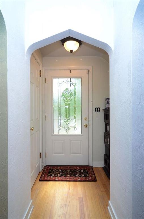 Charming 12x3 entrance  Hardwood floor