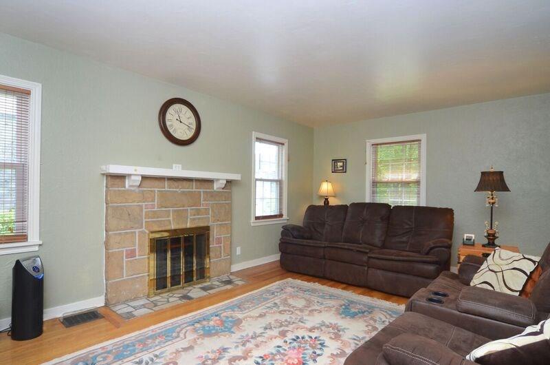 Living room  Hardwood  Fireplace