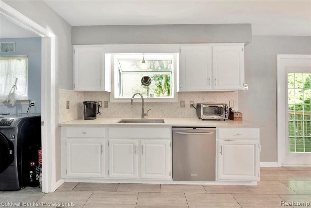 2950 Simpson Drive Rochester Hills, MI 48309 - Photo 5 of 21