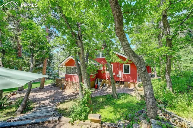 a view of house with outdoor entertaining spaces