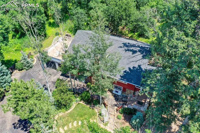 a view of a house with a yard and street