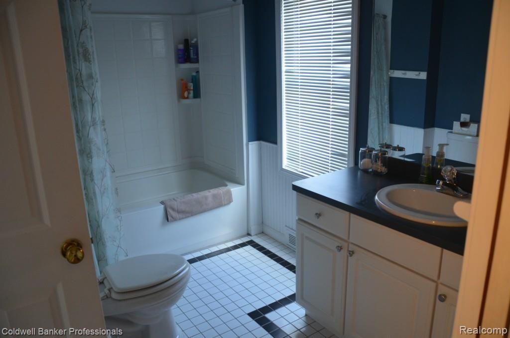 715 1st Street Rochester, MI 48307 - Photo 8 of 18 Large full bath with huge linen/storage closet area