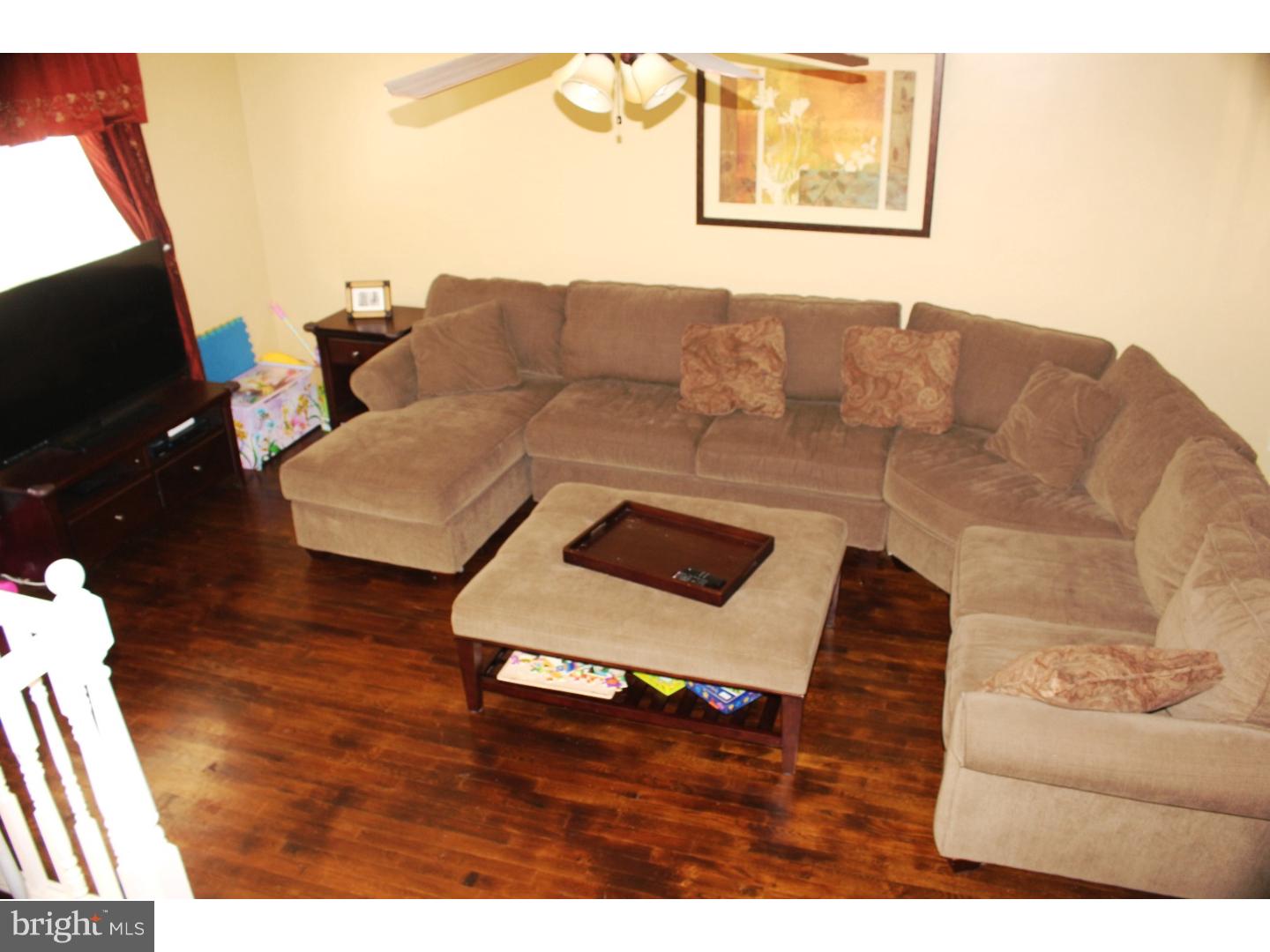 12163 Aster Road Philadelphia, PA 19154 - Photo 3 of 24 Living Room