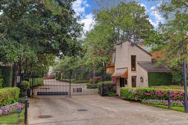 $745,000 | 10 South Briar Hollow Lane, Unit 50, Houston, TX 77027