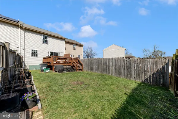 a view of a back yard