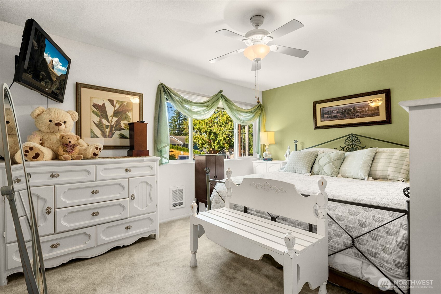 330 Elm Street, Unit 305 Everett, WA 98203 - Photo 12 of 25 a living room with furniture and a flat screen tv