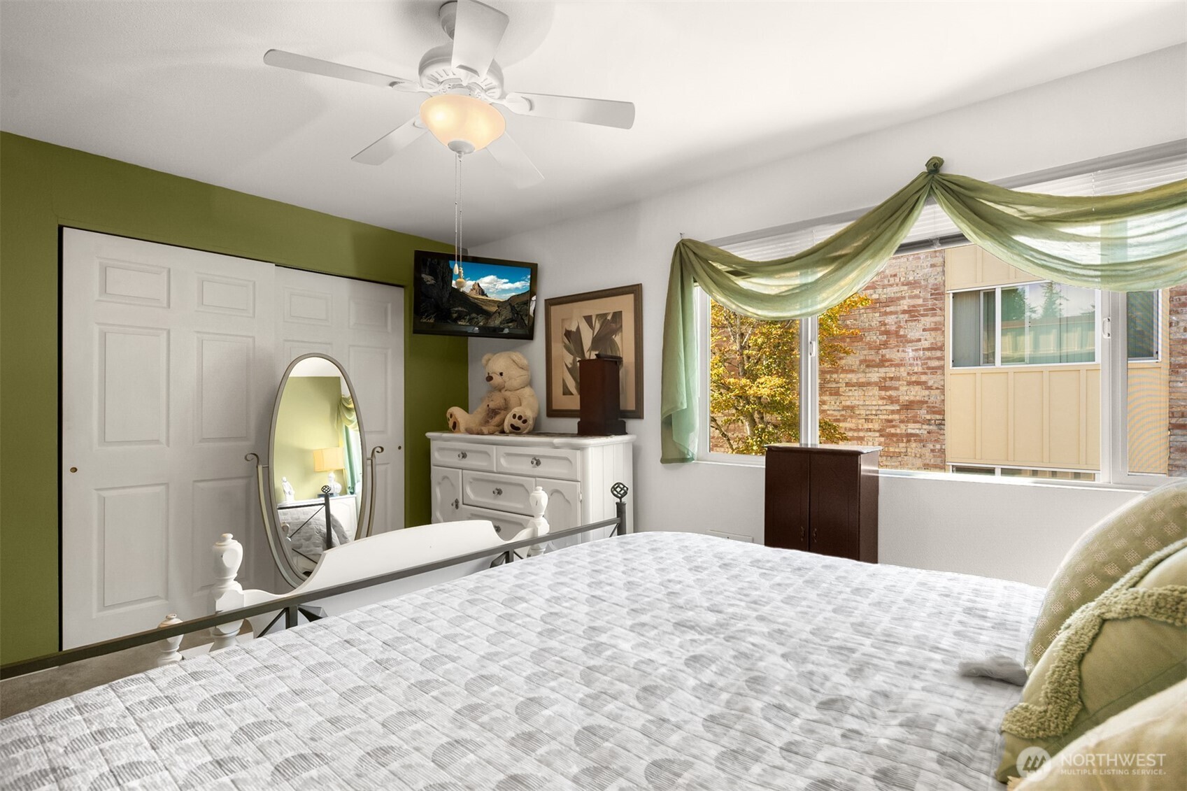 330 Elm Street, Unit 305 Everett, WA 98203 - Photo 13 of 25 a bedroom with a bed window and dresser