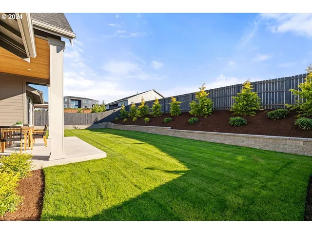 a view of an house with backyard and a garden