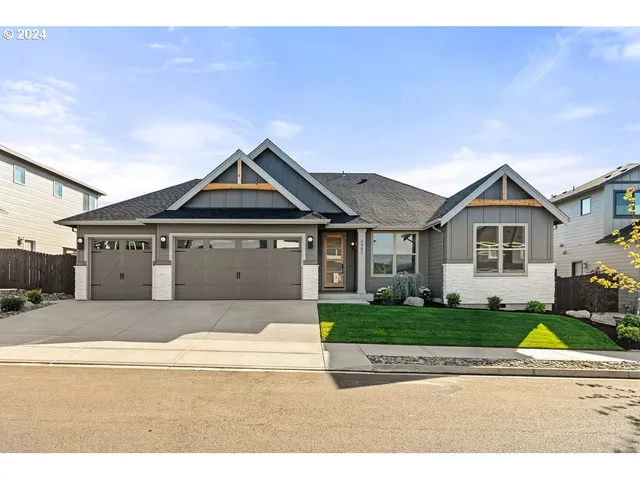 a view of front a house with a yard