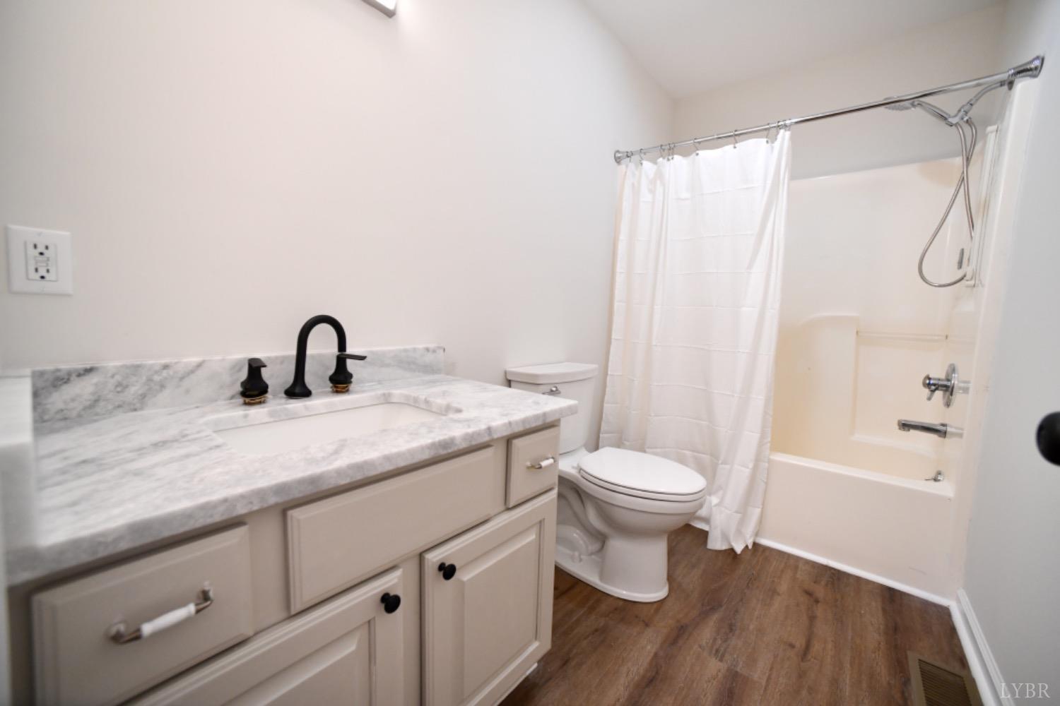 299 Sunset Ridge Drive Farmville, VA 23901 - Photo 34 of 38 a bathroom with a sink a toilet and a bathtub