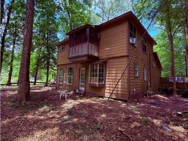 a view of a house with backyard