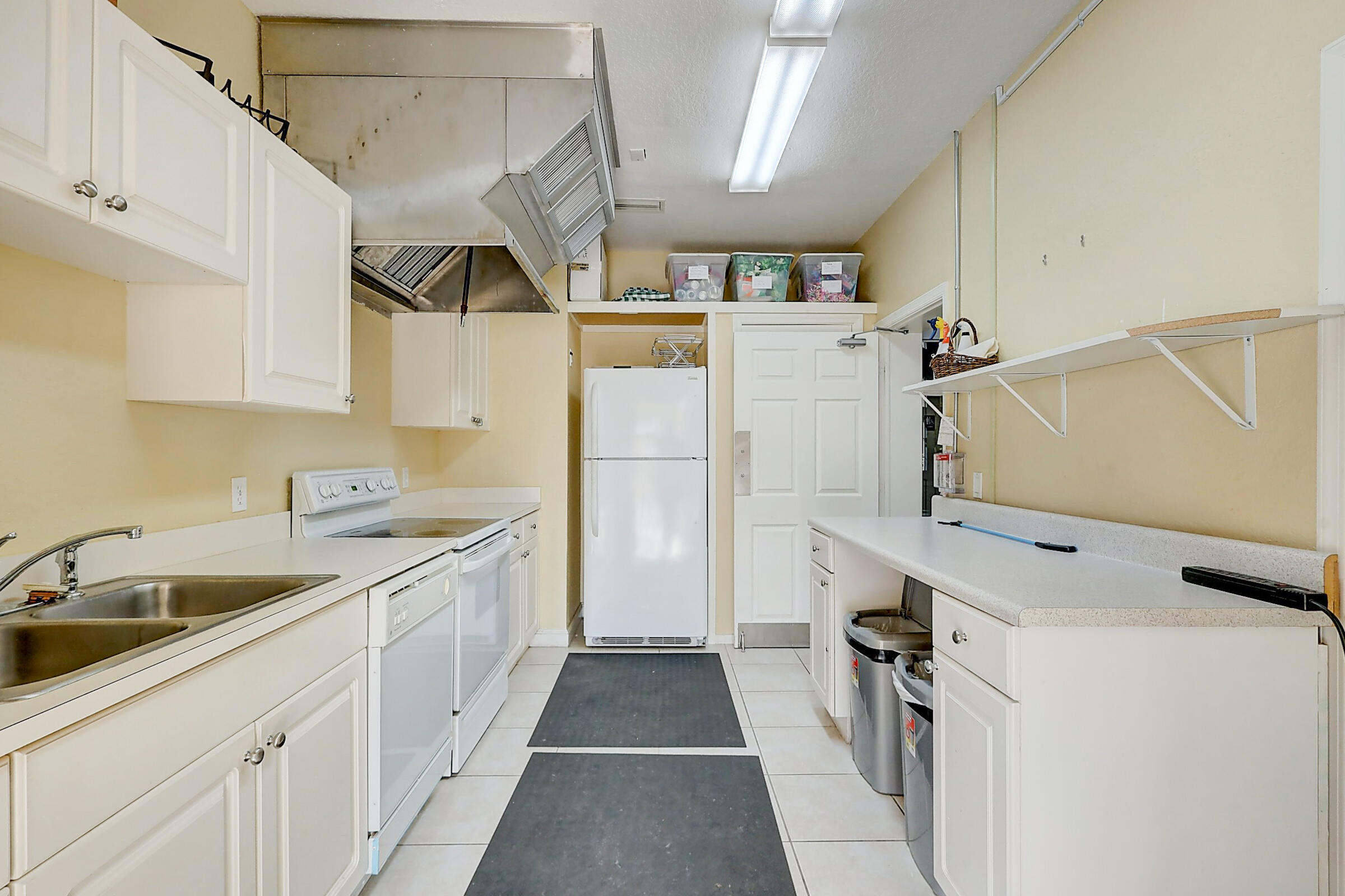 6788 Southeast Warwick Lane Stuart, FL 34997 - Photo 34 of 40 Kitchen