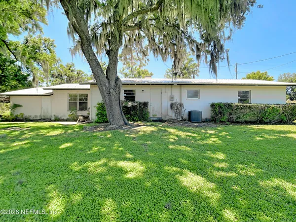 a view of a back yard of the house