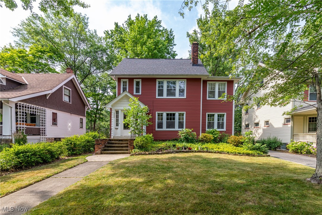 View of front facade with a front yard