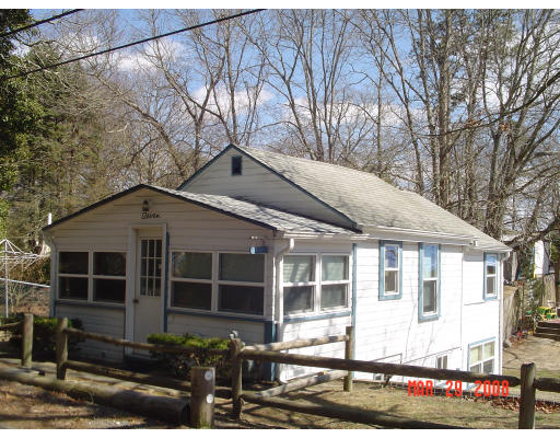 7 John Street Wareham, MA 02571 - Photo 1 of 6 a front view of a house with garden