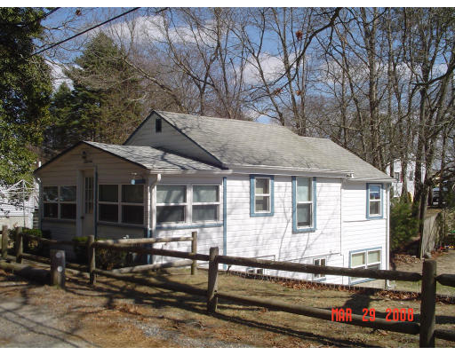 7 John Street Wareham, MA 02571 - Photo 3 of 6 a front view of a house with windows