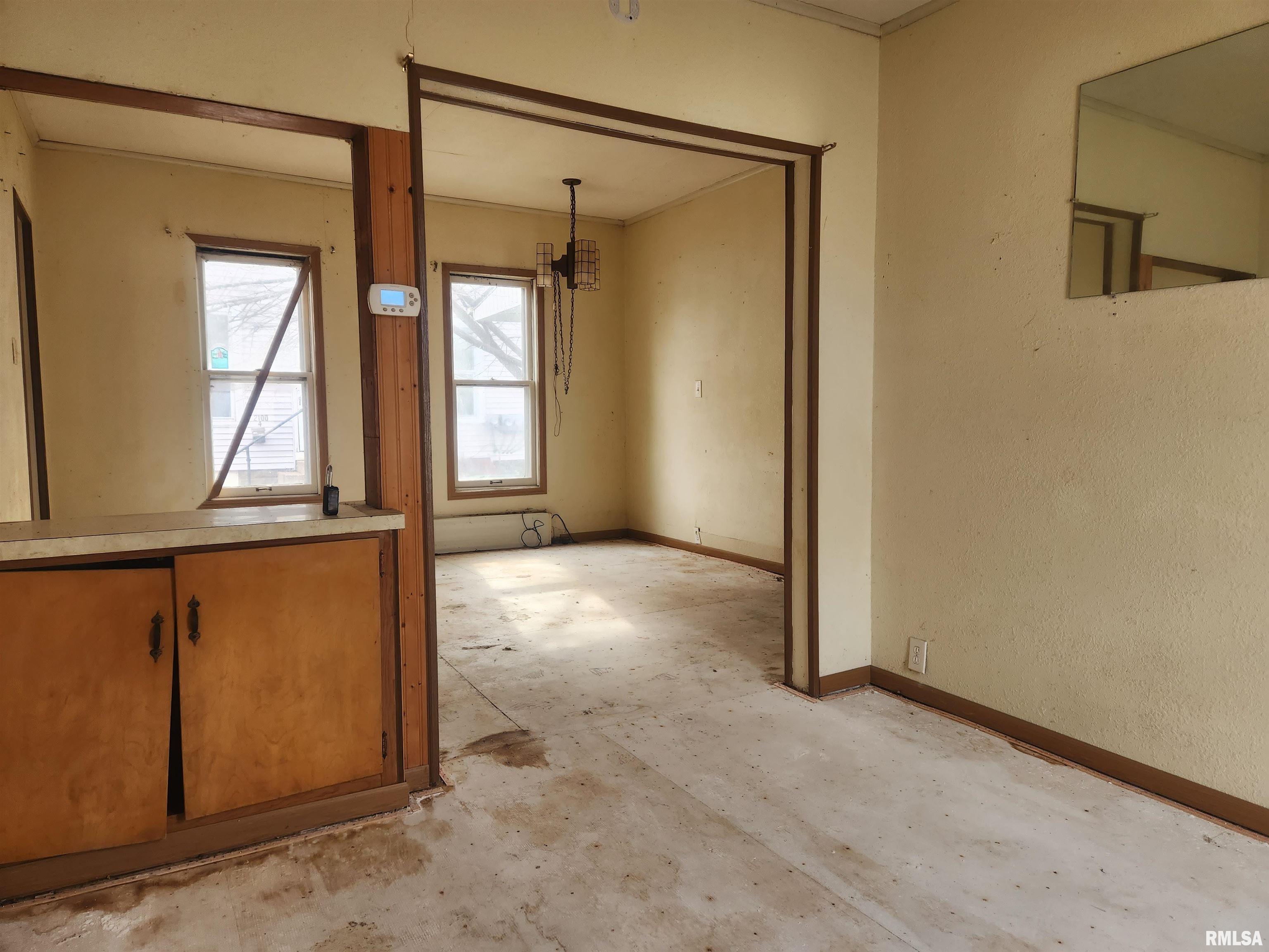 2104 Pershing Boulevard Clinton, IA 52732 - Photo 2 of 10