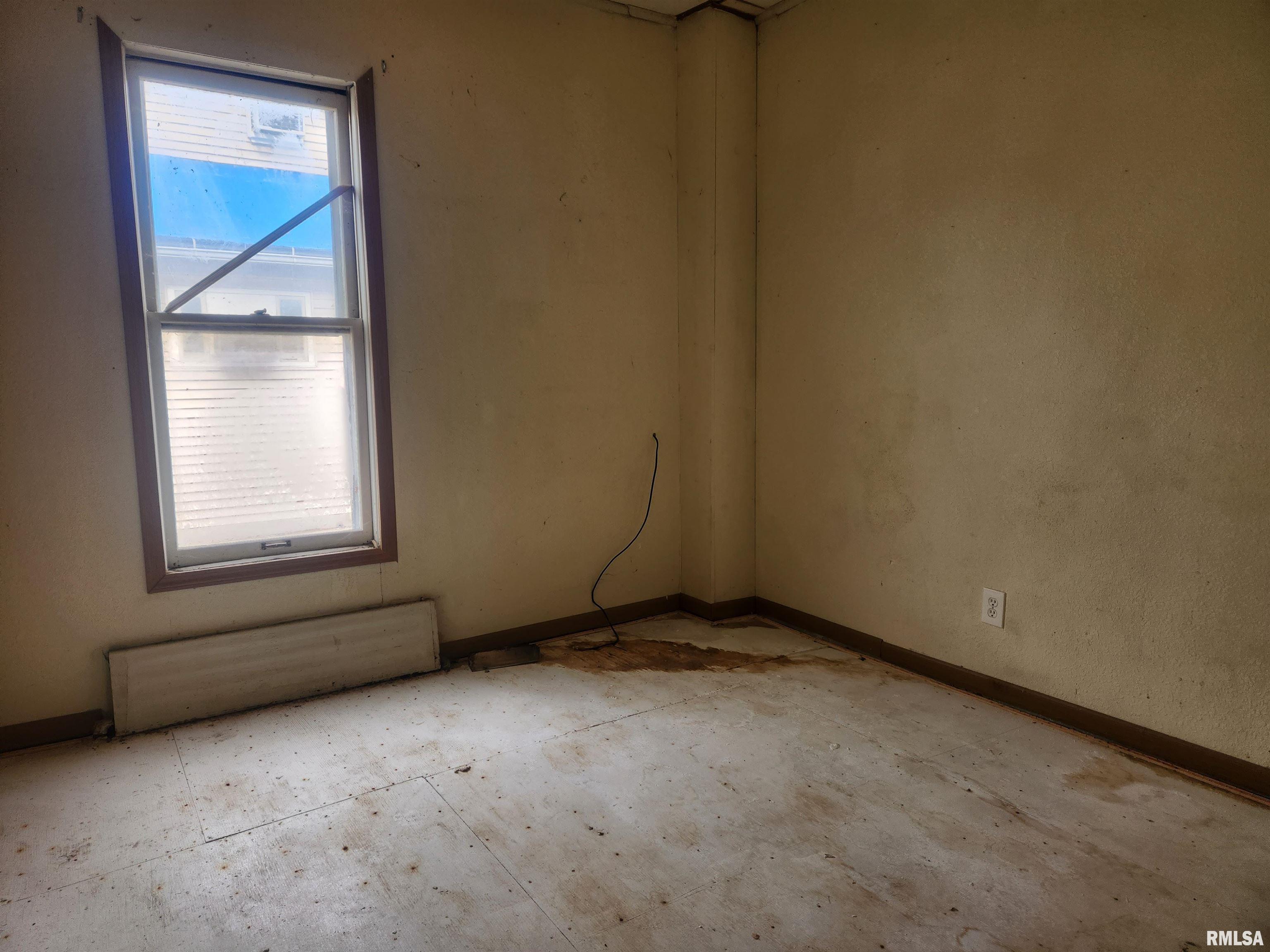 2104 Pershing Boulevard Clinton, IA 52732 - Photo 3 of 10