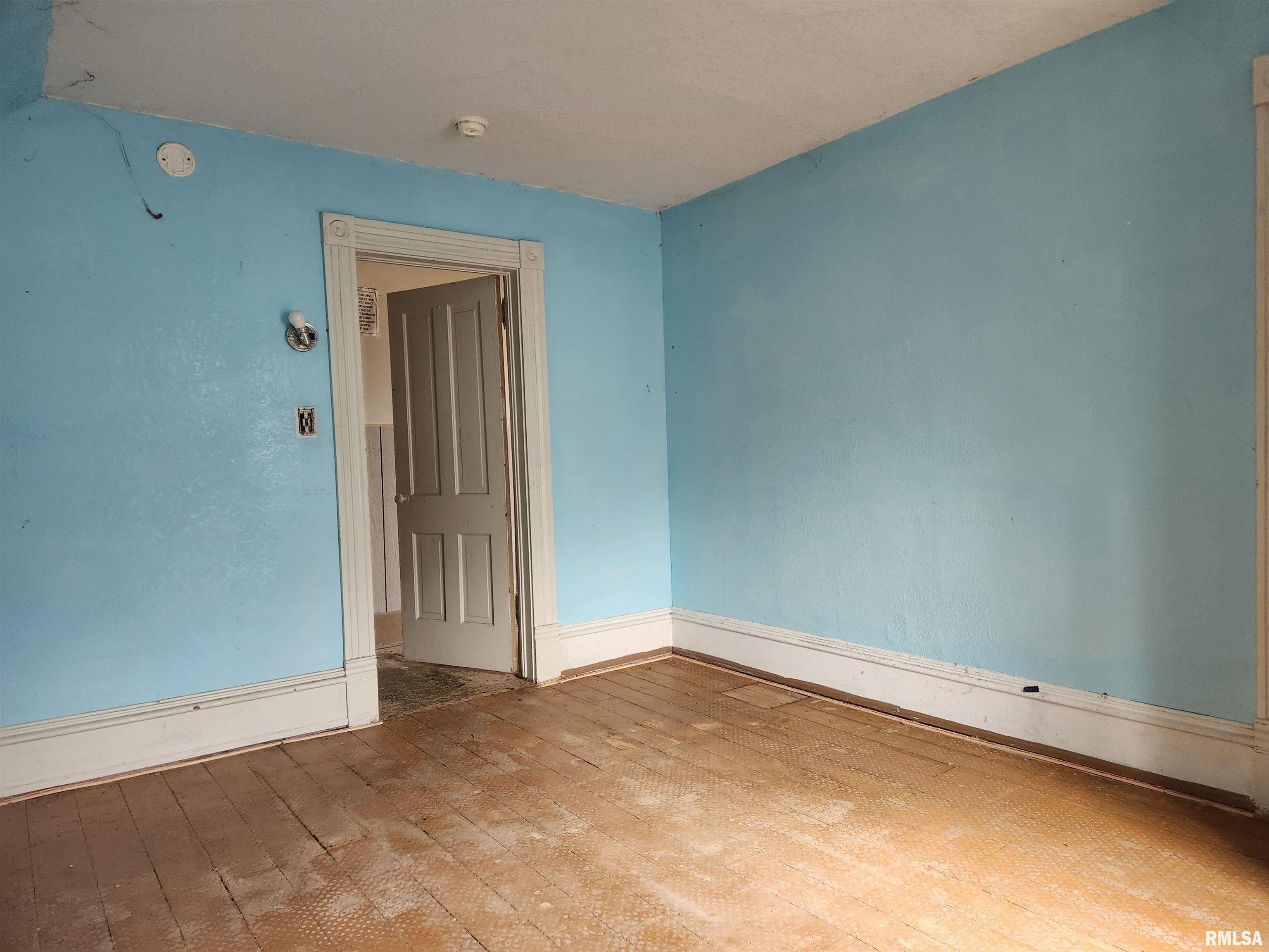 2104 Pershing Boulevard Clinton, IA 52732 - Photo 7 of 10