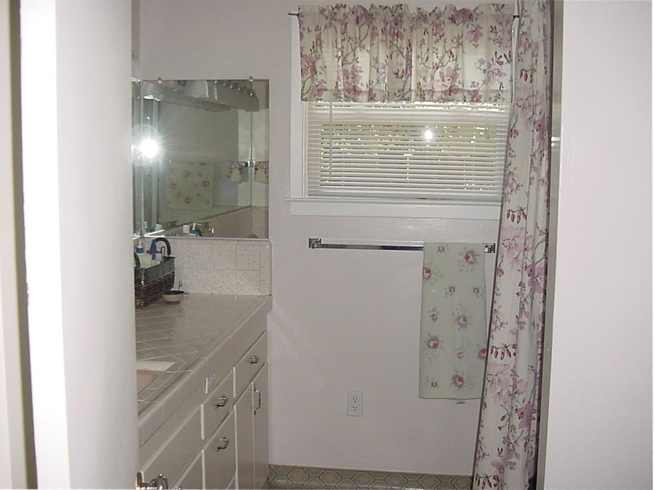 3358 Riverside Drive Anderson, CA 96007 - Photo 7 of 10 Bath