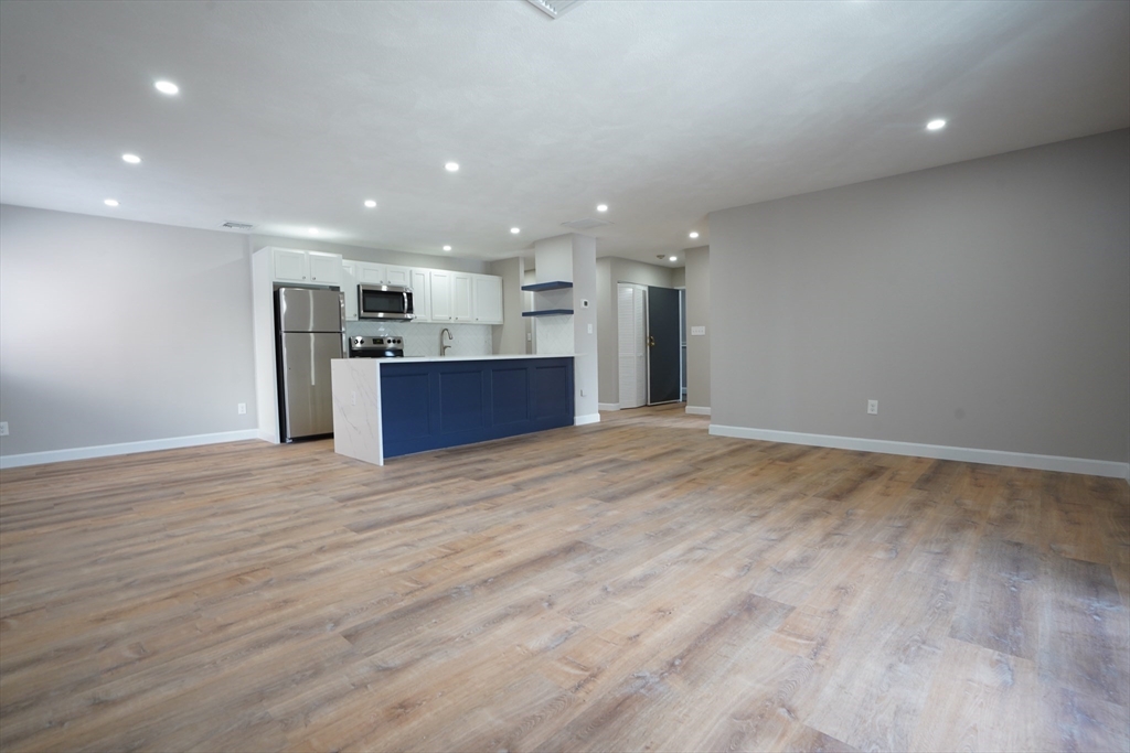 404 Langley Road, Unit 301 Newton, MA 02459 - Photo 4 of 25 Gallery Image 4