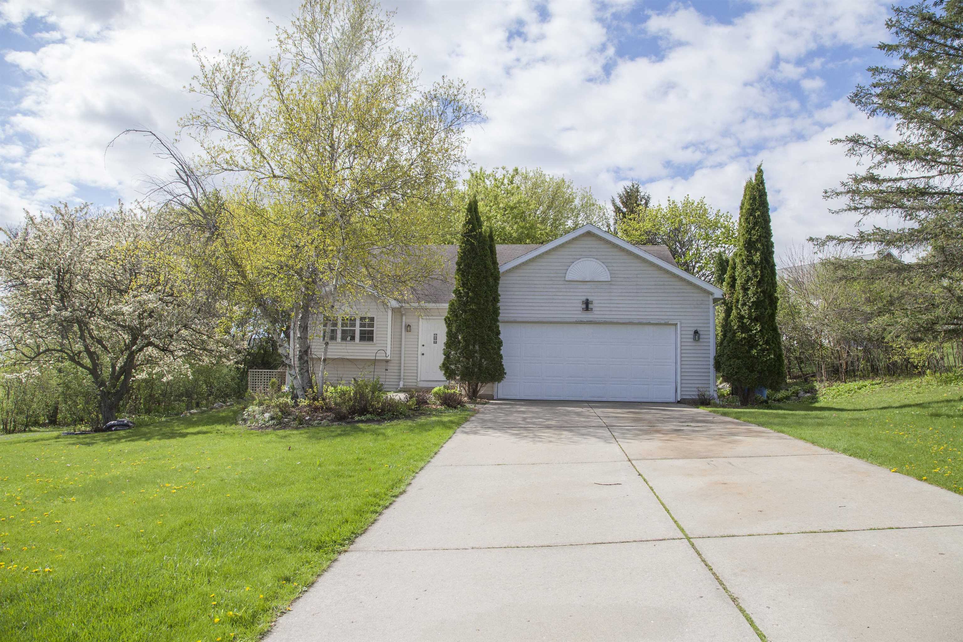 819 Spellman Street Mount Horeb, WI 53572 - Photo 2 of 32