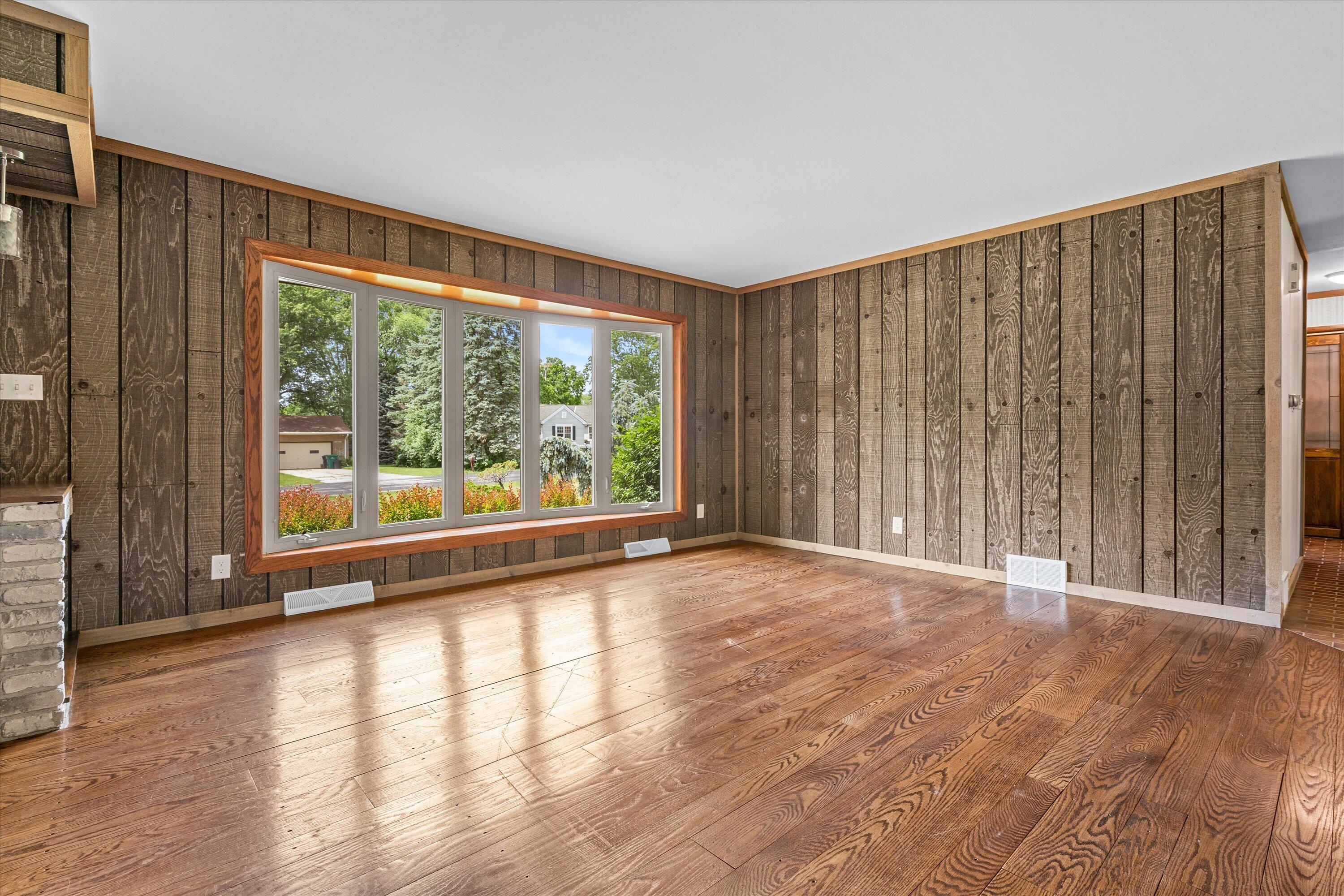 W136N8704 Esquire Road Menomonee Falls, WI 53051 - Photo 4 of 36 Living Rm