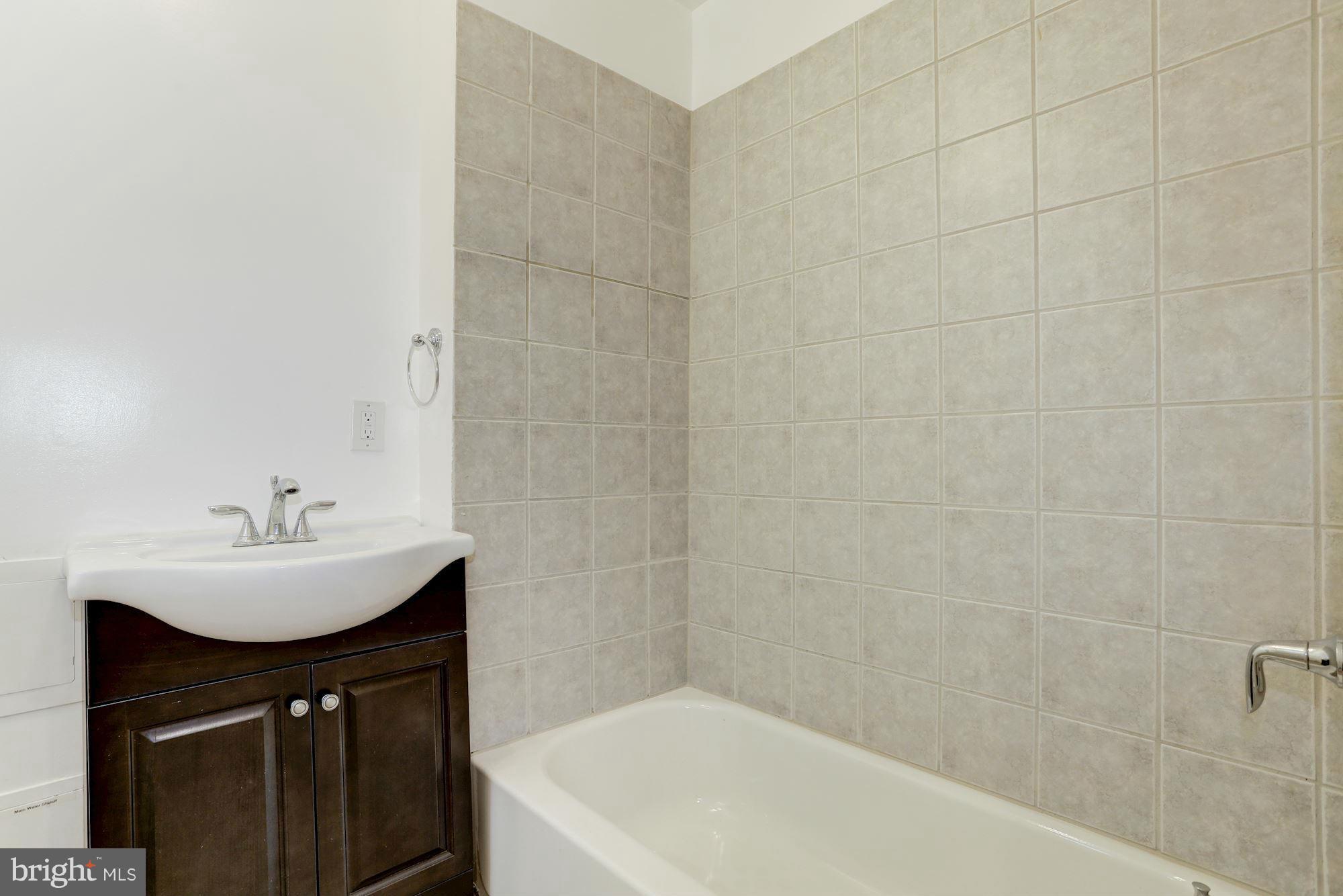 231 K Street Northeast Washington, DC 20002 - Photo 10 of 19 Full Bath - main level