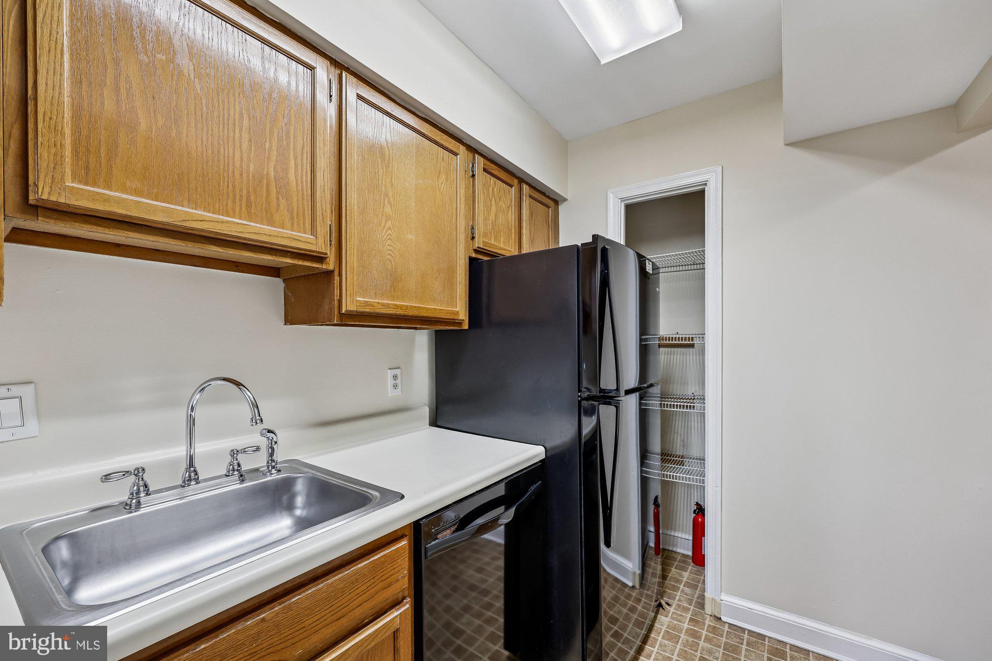 2912 13th Road South, Unit 12104 Arlington, VA 22204 - Photo 11 of 38 Kitchen