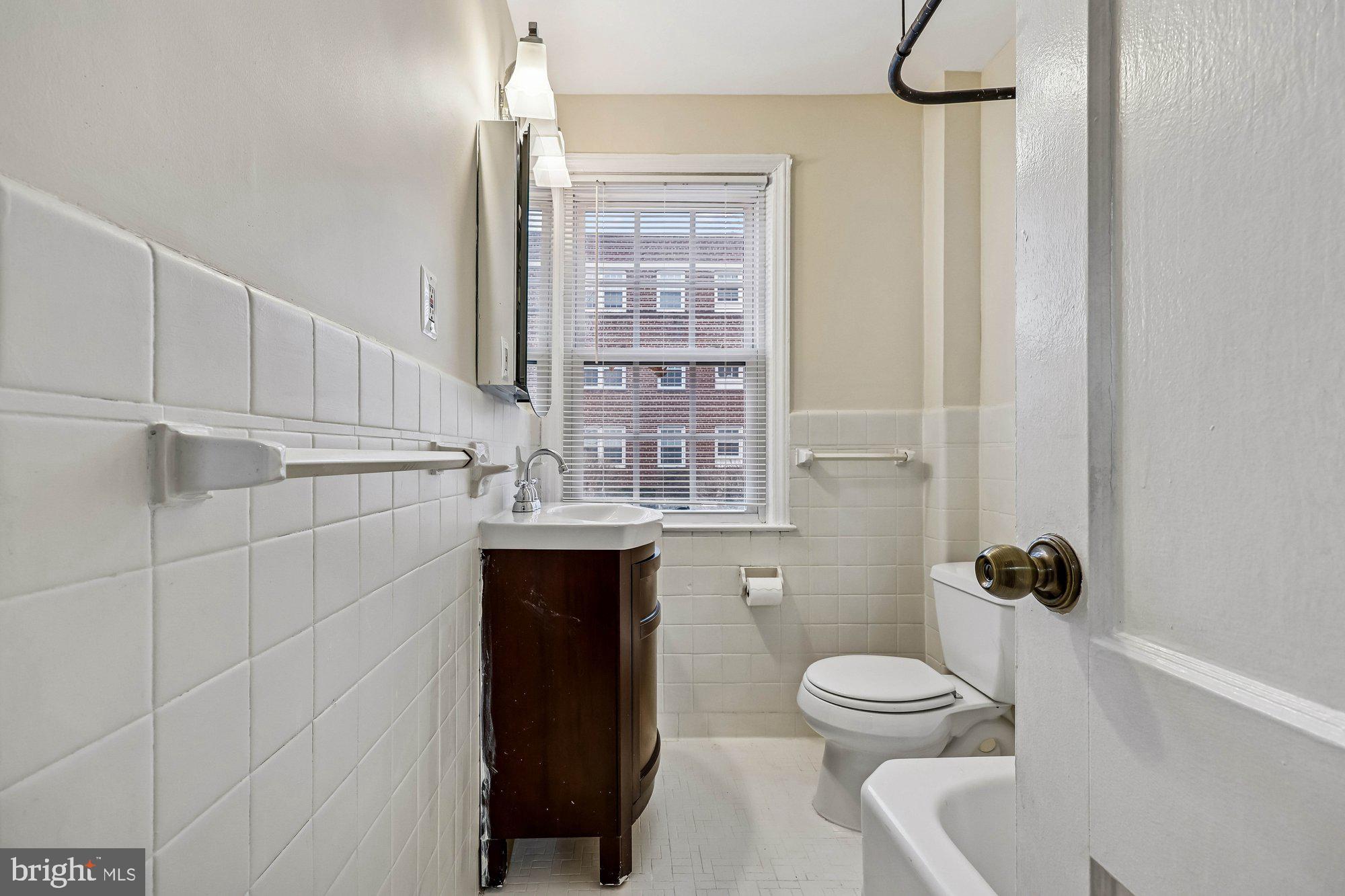 2912 13th Road South, Unit 12104 Arlington, VA 22204 - Photo 16 of 38 Bath