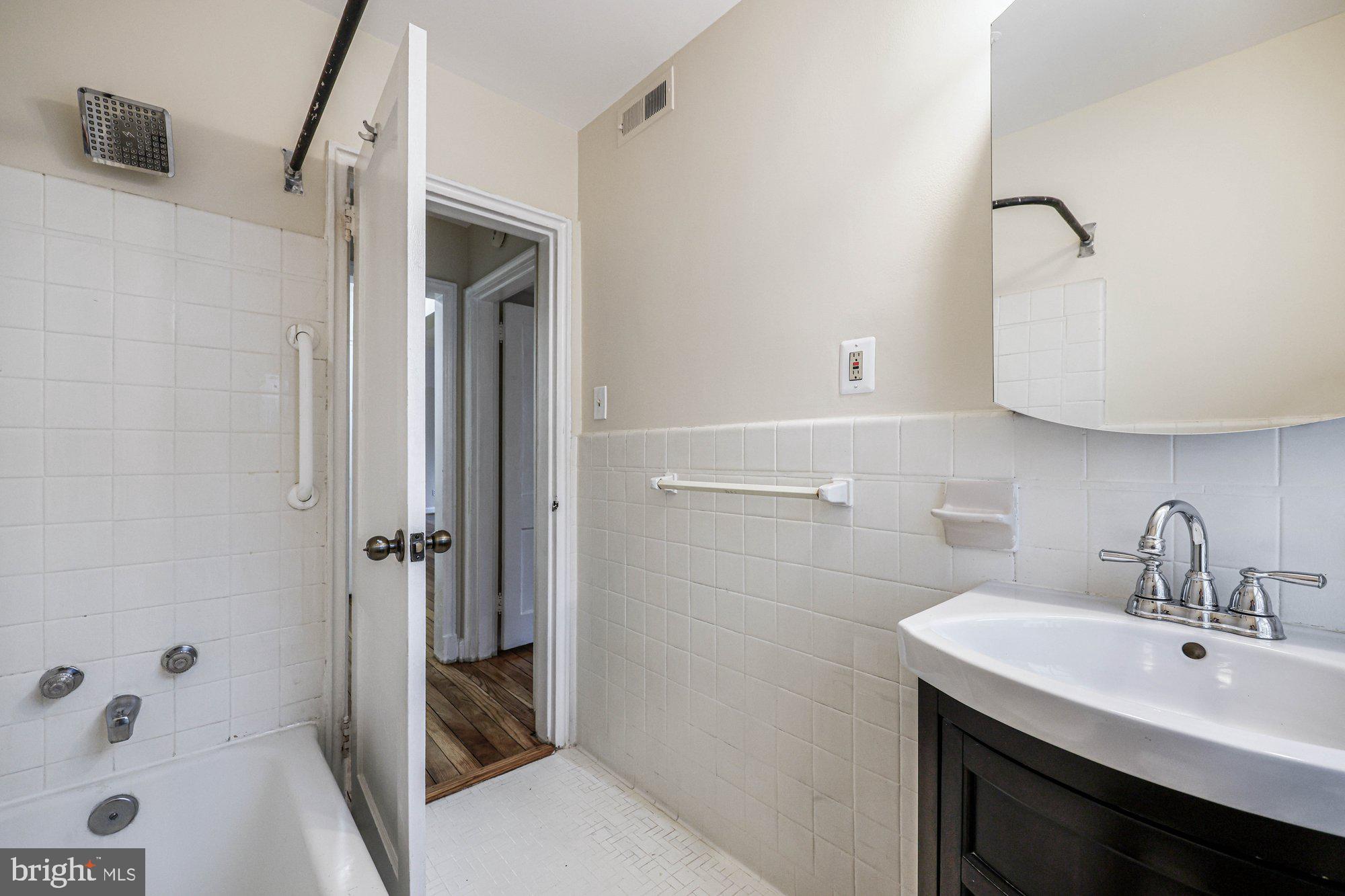 2912 13th Road South, Unit 12104 Arlington, VA 22204 - Photo 18 of 38 Bath