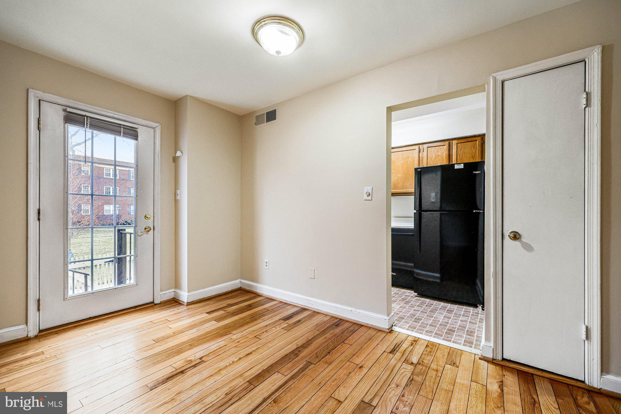 2912 13th Road South, Unit 12104 Arlington, VA 22204 - Photo 8 of 38 Dining Area