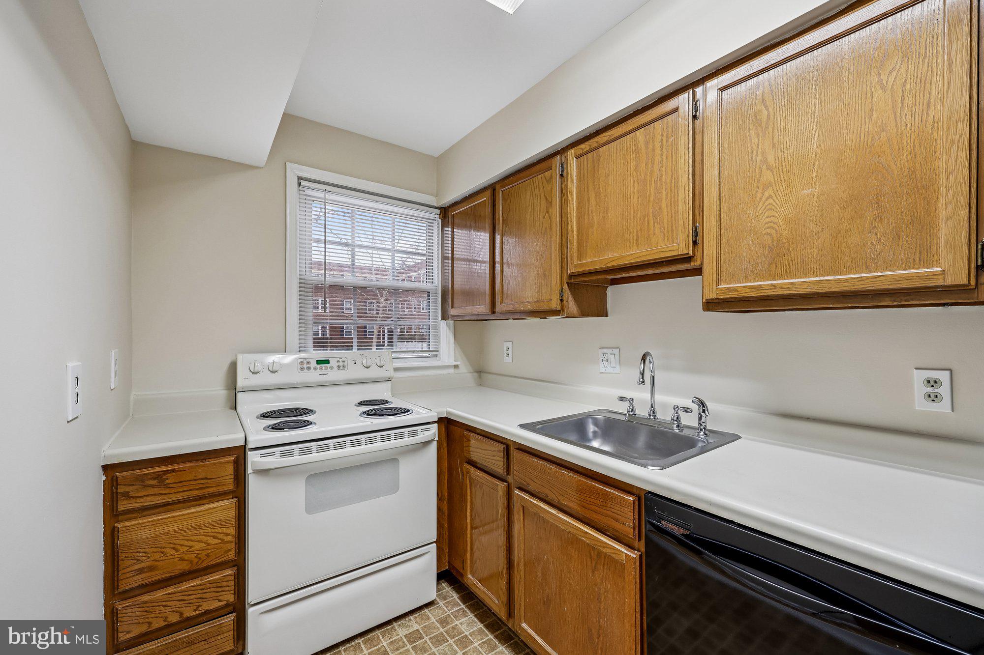 2912 13th Road South, Unit 12104 Arlington, VA 22204 - Photo 10 of 38 Kitchen