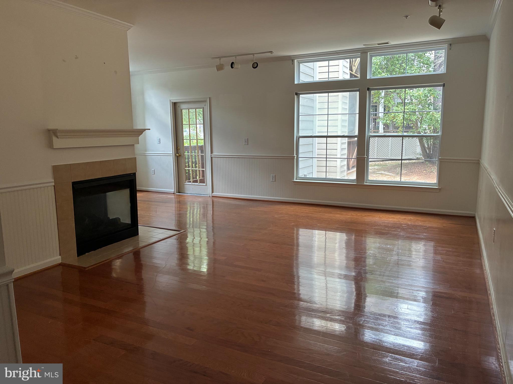 902 Spinnaker Way, Unit 902 Solomons, MD 20688 - Photo 13 of 18 Front room w/Gas fireplace