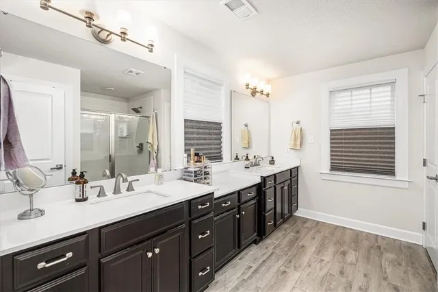 a en suite bathroom with a shower tub and mirror