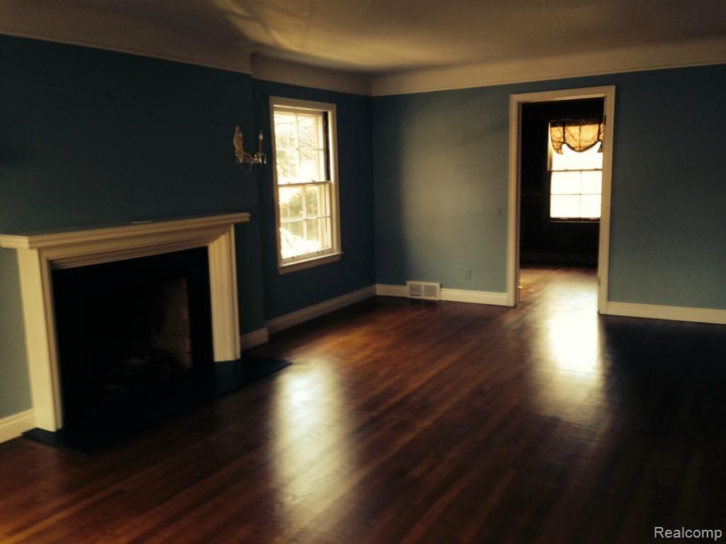 1015 Whittier Road Grosse Pointe, MI 48230 - Photo 3 of 14 Livingroom.jpg