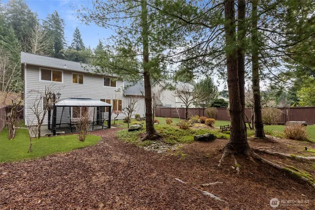 a view of a house with backyard