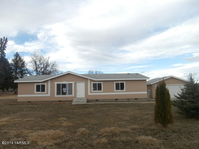 11305 Gilbert Road Yakima, WA 98903 - Photo 1 of 35 a view of house with big yard and large trees