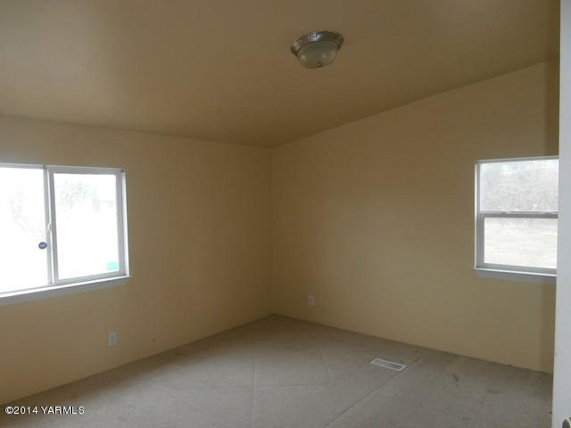 11305 Gilbert Road Yakima, WA 98903 - Photo 11 of 35 an empty room with a window