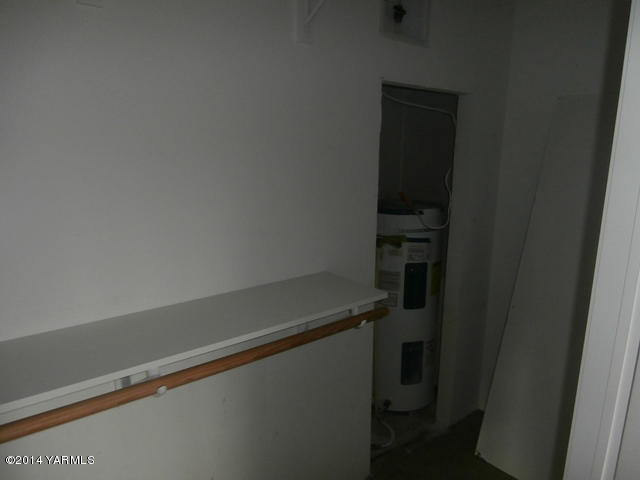 11305 Gilbert Road Yakima, WA 98903 - Photo 12 of 35 a close up of a microwave
