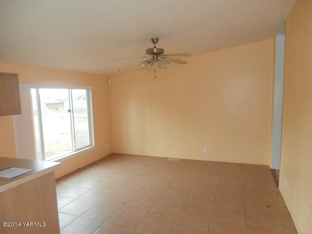 11305 Gilbert Road Yakima, WA 98903 - Photo 14 of 35 an empty room with windows and fan