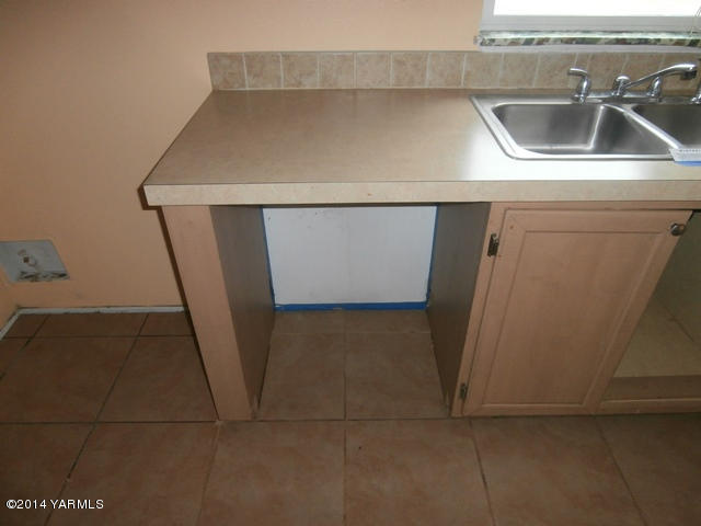 11305 Gilbert Road Yakima, WA 98903 - Photo 15 of 35 a sink sitting inside of a kitchen